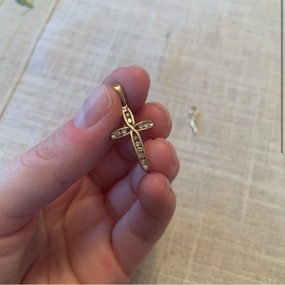 Jewelry - 10k gold cross with real diamonds